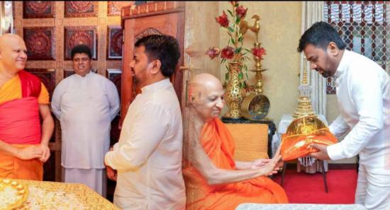 அமரபுர மகா பீட தேரர்களிடம் ஆசிபெற்ற ஜனாதிபதி